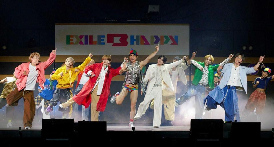 小島よしおとともに「おっぱーっぴーポーズ」を込めるＥＸＩＬＥ　Ｂ　ＨＡＰＰＹ