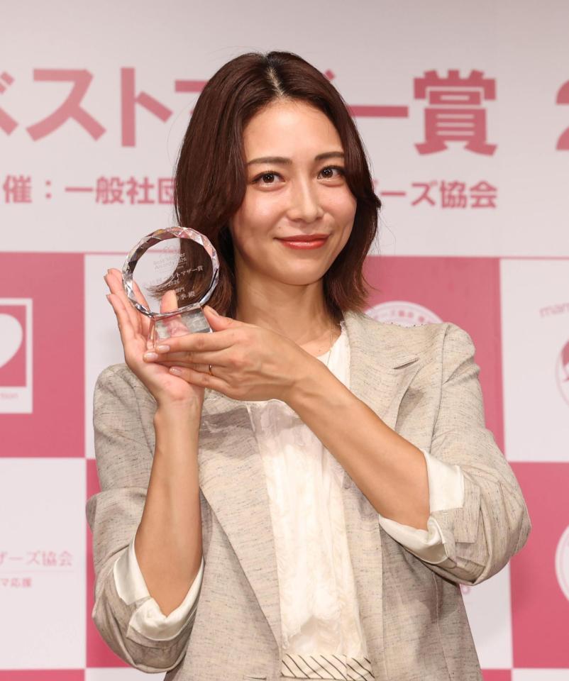 ベストマザー賞を受賞した相武紗季（撮影・佐々木彰尚）