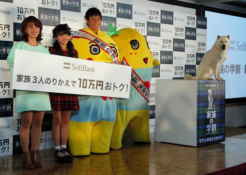 新ＣＭ発表会見に登場した（左から）野々村俊恵、野々村香音、野々村真、ふなっしー、お父さん犬（２０１４年撮影）