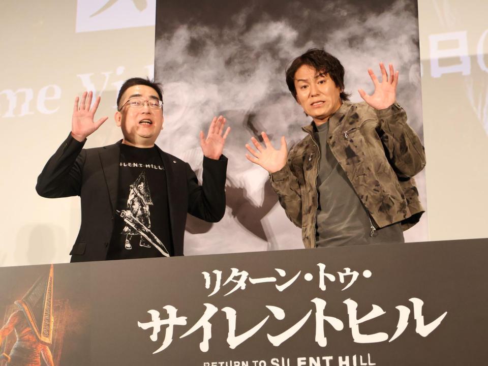 恐怖の表情で撮影に応じた（左から）「サイレントヒル」シリーズプロデューサー・岡本基氏、狩野英孝