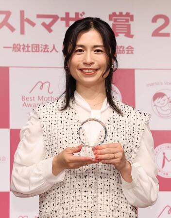 ベストマザー賞を受賞した鮫島彩さん（撮影・佐々木彰尚）