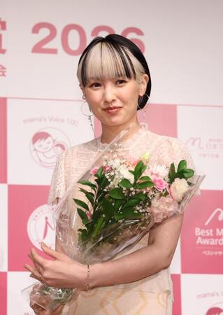 ベストマザー賞を受賞した南明奈（撮影・佐々木彰尚）