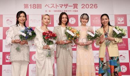 ベストマザー賞を受賞した（左から）鮫島彩さん、加藤ミリヤ、相武紗季、南明奈、安藤桃子監督（撮影・佐々木彰尚）