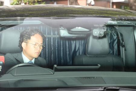 公判に出廷する斉籐慎二被告を乗せた車両。後部シートには分厚いカーテン