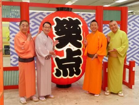 笑顔で観客の写真に応じる（左から）三遊亭好楽、春風亭昇太、林家たい平、桂宮治