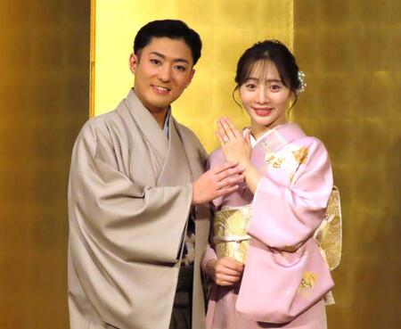 結婚会見を行った中村橋之助（左）と能條愛未＝２０２５年１１月