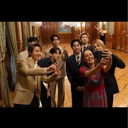 クラウディア・シェインバウムメキシコ大統領の公式インスタグラム＠ｃｌａｕｄｉａ＿ｓｈｅｉｎより　ＢＴＳと記念ショットを撮影するシェインバウム大統領