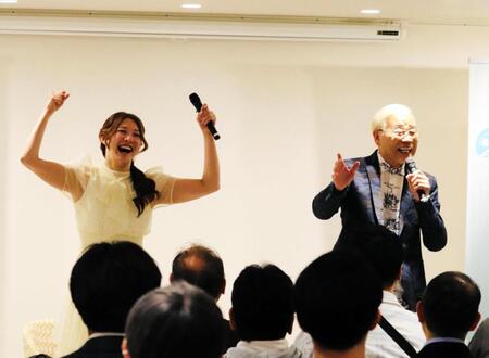 著書「ゾンビメンタル　どんなにヘコんでもすぐに復活する人の思考法」のトーク＆サイン本お渡し会で、オール巨人（右）に「お客さんパンパンやな」と言われて喜ぶ大塚澪