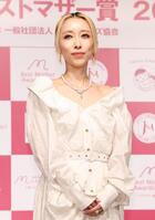 ベストマザー賞を受賞した加藤ミリヤ（撮影・佐々木彰尚）