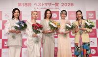ベストマザー賞を受賞した（左から）鮫島彩さん、加藤ミリヤ、相武紗季、南明奈、安藤桃子監督（撮影・佐々木彰尚）