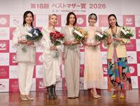 ベストマザー賞を受賞した（左から）鮫島彩さん、加藤ミリヤ、相武紗季、南明奈、安藤桃子監督（撮影・佐々木彰尚）