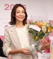 ブーケを手にする相武紗季（撮影・佐々木彰尚）