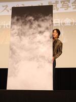 大好きな作品に関するクイズに全問正解とならず、パネルに隠れる洋言われ、後ろから顔を出す狩野英孝