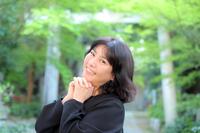 「アイドルのようなポーズで」とのリクエストに、照れながらも笑顔で応じる立花理佐（撮影・吉澤敬太）
