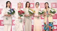 ベストマザー賞を受賞した（左から）鮫島彩さん、加藤ミリヤ、相武紗季、南明奈、安藤桃子監督＝７日
