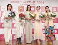 ベストマザー賞を受賞した（左から）鮫島彩さん、加藤ミリヤ、相武紗季、南明奈、安藤桃子監督＝７日