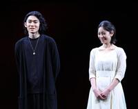 稽古の思い出を話す市川染五郎（左）と當真あみ（撮影・佐々木彰尚）