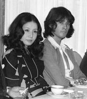 １９７３年、映画「卑弥呼」の製作発表で。（左から）岩下志麻、草刈正雄