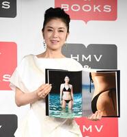 お気に入りの水着写真のページを開く藤あや子＝渋谷モディ（撮影・園田高夫）