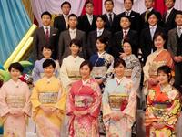 ２０１９年１２月、正月番組の撮影で勢ぞろいしたＭＢＳアナウンサー。上段右から２人目が西靖アナ