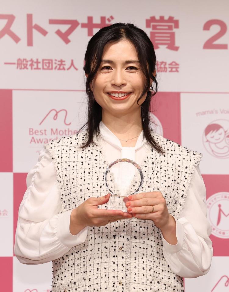 ベストマザー賞を受賞した鮫島彩さん（撮影・佐々木彰尚）