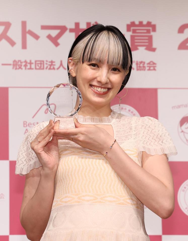 ベストマザー賞を受賞した南明奈（撮影・佐々木彰尚）