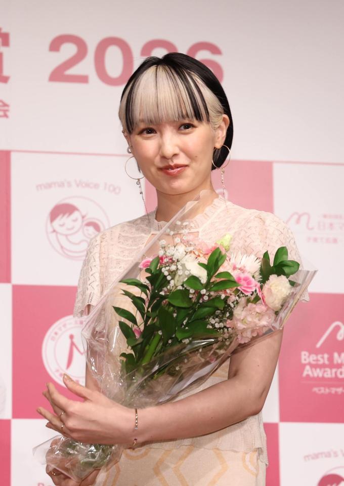 ベストマザー賞を受賞した南明奈（撮影・佐々木彰尚）