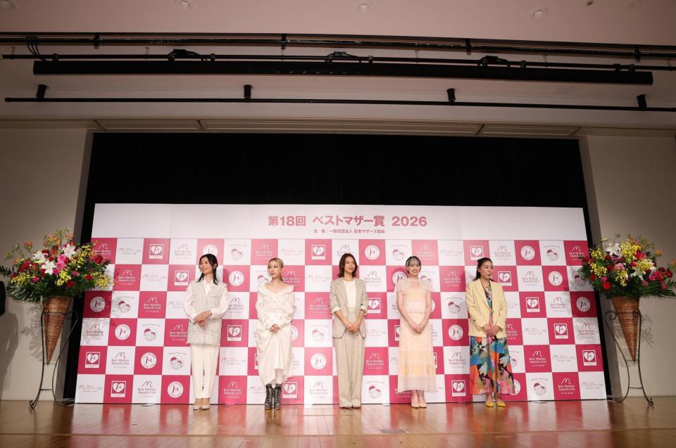 ７日にベストマザー賞を受賞した（左から）鮫島彩さん、加藤ミリヤ、相武紗季、南明奈、安藤桃子監督（撮影・佐々木彰尚）