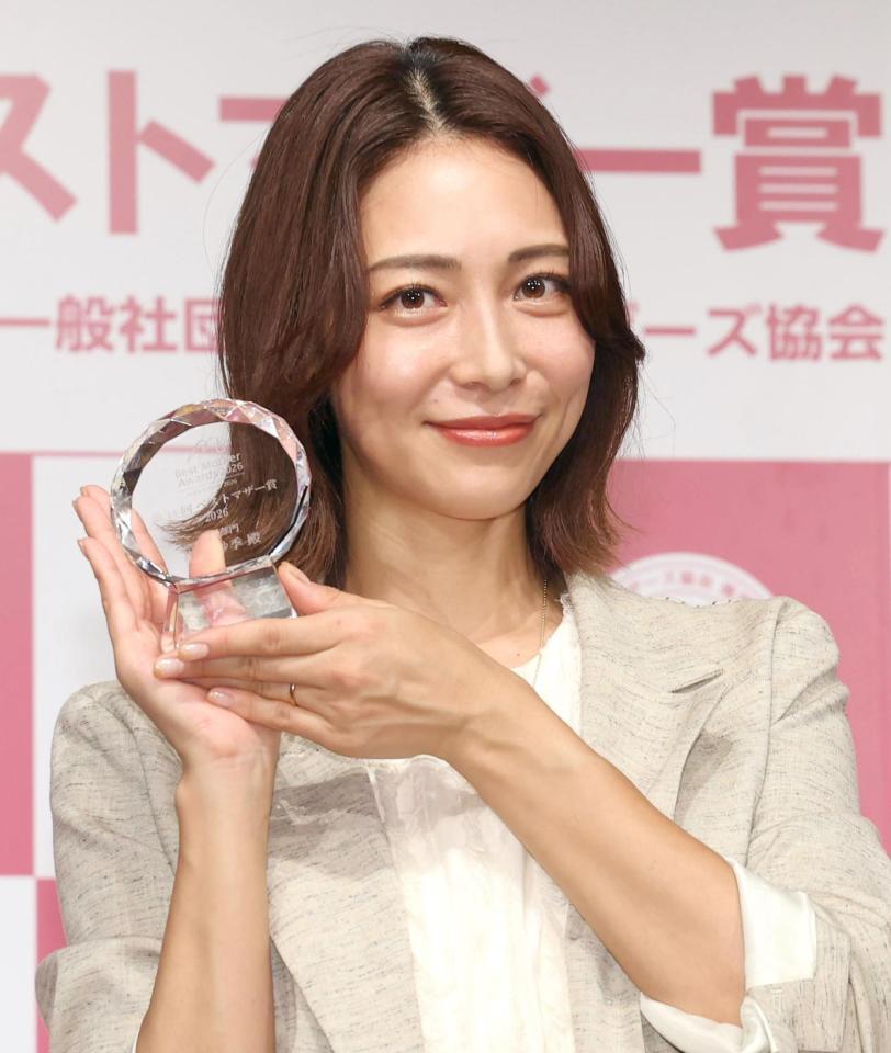 笑顔でトロフィーを持つ相武紗季＝７日