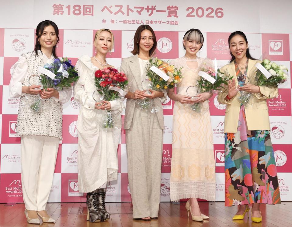 ベストマザー賞を受賞した（左から）鮫島彩さん、加藤ミリヤ、相武紗季、南明奈、安藤桃子監督＝７日