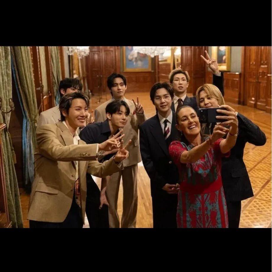 クラウディア・シェインバウムメキシコ大統領の公式インスタグラム＠ｃｌａｕｄｉａ＿ｓｈｅｉｎより　ＢＴＳと記念ショットを撮影するシェインバウム大統領