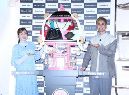 私物のブランド品を査定してもらい笑顔の菊地亜美とユージ（撮影・金田祐二）
