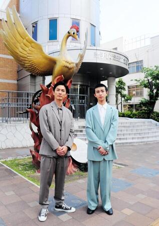 ＮＨＫ大阪放送局の特集ドラマ「手塚治虫の戦争」の制作発表取材会に出席した（左から）高良健吾、原田琥之佑