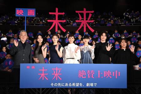 手を振る（左から）瀬々敬久監督、近藤華、北川景子、黒島結菜、山﨑七海、細田佳央太、湊かなえ氏（撮影・園田高夫）