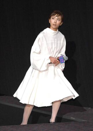 真っ白な衣装で登場した黒島結菜＝ＴＯＨＯシネマズ日比谷（撮影・園田高夫）