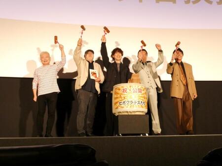 鏡開きを行う（左から）ｃｏｂａ、緒方明監督、佐々木蔵之介、内藤剛志、藤原季節