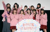 笑顔の（前列左から）花宮初奈、楡井希実、櫻井陽菜、佐々木琴子、野中ここな、葉山風花、（後列同）月音こな、菅叶和、来栖りん、三宅美羽、進藤あまね（撮影・吉澤敬太）