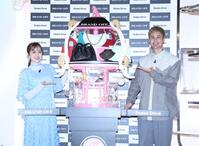 私物のブランド品を査定してもらい笑顔の菊地亜美とユージ（撮影・金田祐二）