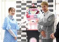 　トークで盛り上げる菊地亜美（左）とユージ（撮影・金田祐二）