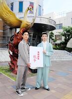 ＮＨＫ大阪放送局の特集ドラマ「手塚治虫の戦争」の制作発表取材会に出席した（左から）高良健吾、原田琥之佑