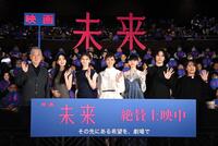 手を振る（左から）瀬々敬久監督、近藤華、北川景子、黒島結菜、山﨑七海、細田佳央太、湊かなえ氏（撮影・園田高夫）