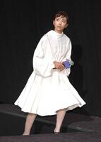 真っ白な衣装で登場した黒島結菜＝ＴＯＨＯシネマズ日比谷（撮影・園田高夫）