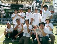 はねるのトびらのメンバー＝２００４年８月