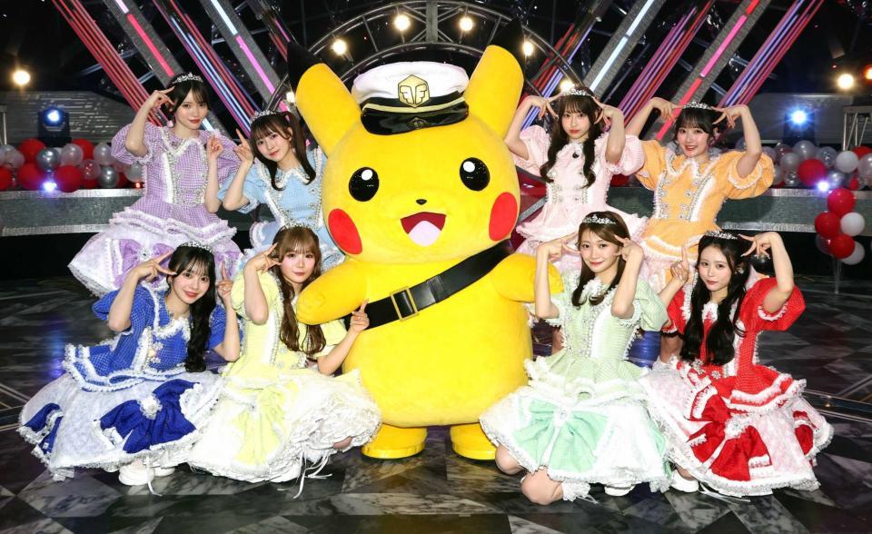 ピカチュウを囲んでポーズをとるＣＵＴＩＥ　ＳＴＲＥＥＴの（前列左から）増田彩乃、古澤里紗、板倉可奈、佐野愛花（後列同）真鍋凪咲、梅田みゆ、桜庭遥花、川本笑瑠（撮影・石井剣太郎）