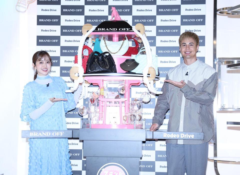 私物のブランド品を査定してもらい笑顔の菊地亜美とユージ（撮影・金田祐二）