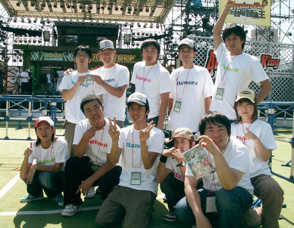 はねるのトびらのメンバー＝２００４年８月