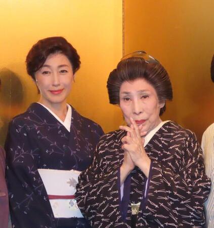 急性気管支炎から復帰した波乃久里子（右）と高島礼子