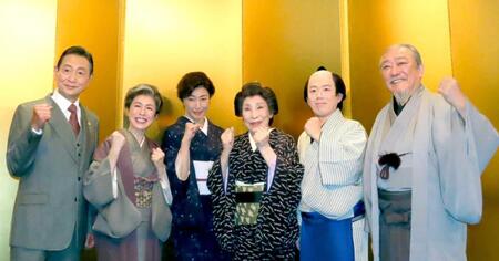 新橋演舞場での囲み取材に出席した（左から）三田村邦彦、久本雅美、高島礼子、波乃久里子、藤山扇治郎、渋谷天外