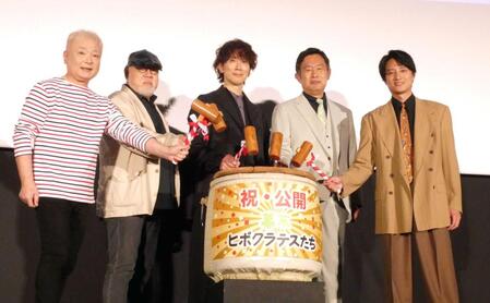 鏡開きを行う（左から）ｃｏｂａ、緒方明監督、佐々木蔵之介、内藤剛志、藤原季節