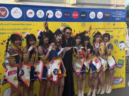 ＢＮＫ４８のメンバーに囲まれる石井竜也（中央）
